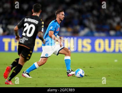 NAPOLI, ITALIA - AGOSTO 22: Fabian Ruiz della SSC Napoli compete per la palla con Francesco di Mariano della Venezia FC, durante la Serie A match tra la SSC Napoli e la Venezia FC allo Stadio Diego Armando Maradona il 22 Agosto 2021 a Napoli. (Supporto MB) Foto Stock