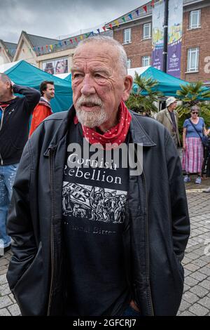 Un uomo maturo che indossa una T-shirt per la ribellione della Cornovaglia che partecipa a una dimostrazione a Truro per evidenziare la grave crisi immobiliare in Cornovaglia. Foto Stock