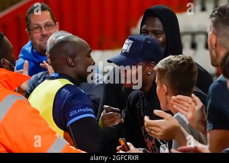 Stevenage, Regno Unito. 24 agosto 2021. Adebayo Akinfenwa (20) di Wycombe Wanderers con sostenitori dopo la partita della Carabao Cup tra Stevenage e Wycombe Wanderers al Lamex Stadium di Stevenage, Inghilterra, il 24 agosto 2021. Foto di David Horn. Credit: Prime Media Images/Alamy Live News Foto Stock