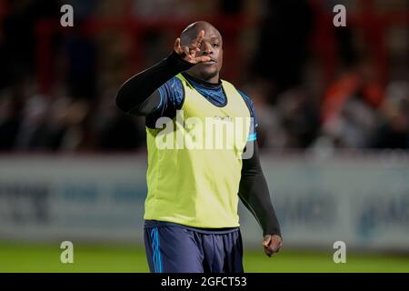 Stevenage, Regno Unito. 25 giugno 2021. Adebayo Akinfenwa (20) di Wycombe Wanderers dopo la vittoria nella partita della Carabao Cup tra Stevenage e Wycombe Wanderers al Lamex Stadium di Stevenage, Inghilterra, il 24 agosto 2021. Foto di David Horn. Credit: Prime Media Images/Alamy Live News Foto Stock