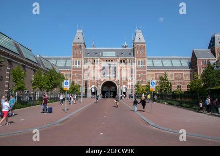 Vista dal Museumplein al Rijksmuseum di Amsterdam Paesi Bassi 22-8-2021 Foto Stock