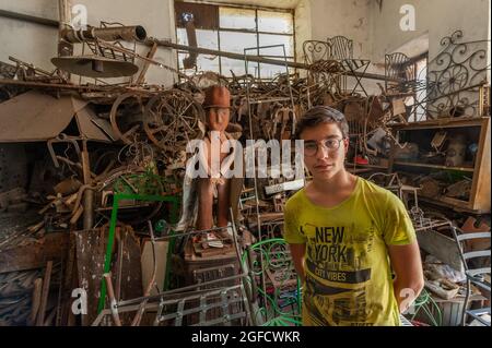 Nel laboratorio artistico del fabbro con figure di portieri di 'ndocce' (torce) ad Agnone la tradizionale processione del 'ndocciate, grande Foto Stock