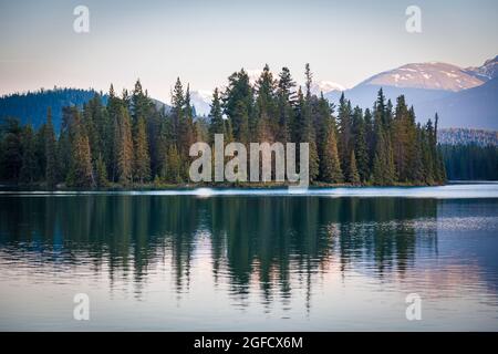 Vista del lago Beauvert da Jasper Park Lodge in Canada. Foto Stock