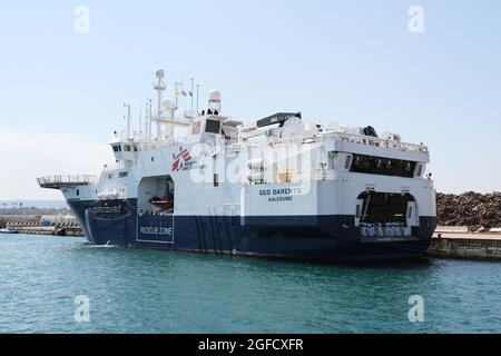 Augusta, Sicilia, Italia, 23 agosto, sbarco di 322 migranti Geo Barents. Donne, bambini e uomini di diverse nazionalità sbarcarono nel porto di Siracusa dopo essere stati salvati da MSF il 2021 Foto Stock