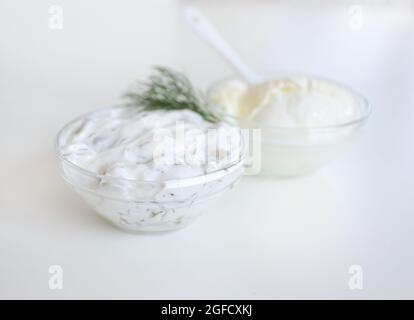 Snezhanka (bianco neve) insalata o Tzatziki, salsa tarator e yogurt Foto Stock