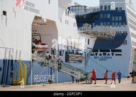 Augusta, Sicilia, Italia, 23 agosto, sbarco di 322 migranti Geo Barents. Donne, bambini e uomini di diverse nazionalità sbarcarono nel porto di Siracusa dopo essere stati salvati da MSF il 2021 Foto Stock
