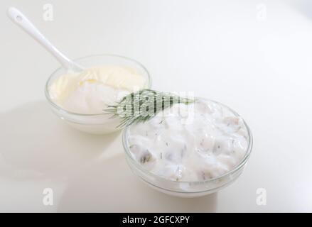 Snezhanka (bianco neve) insalata o Tzatziki, salsa tarator e yogurt Foto Stock