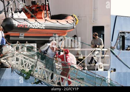 Augusta, Sicilia, Italia, 23 agosto, sbarco di 322 migranti Geo Barents. Donne, bambini e uomini di diverse nazionalità sbarcarono nel porto di Siracusa dopo essere stati salvati da MSF il 2021 Foto Stock