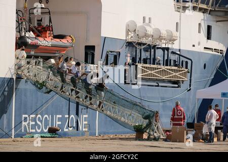 Augusta, Sicilia, Italia, 23 agosto, sbarco di 322 migranti Geo Barents. Donne, bambini e uomini di diverse nazionalità sbarcarono nel porto di Siracusa dopo essere stati salvati da MSF il 2021 Foto Stock
