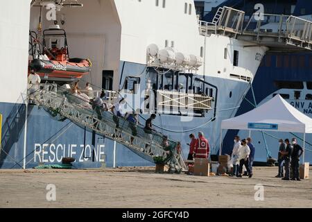 Augusta, Sicilia, Italia, 23 agosto, sbarco di 322 migranti Geo Barents. Donne, bambini e uomini di diverse nazionalità sbarcarono nel porto di Siracusa dopo essere stati salvati da MSF il 2021 Foto Stock