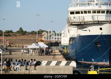 Augusta, Sicilia, Italia, 23 agosto, sbarco di 322 migranti Geo Barents. Donne, bambini e uomini di diverse nazionalità sbarcarono nel porto di Siracusa dopo essere stati salvati da MSF il 2021 Foto Stock
