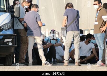 Augusta, Sicilia, Italia, 23 agosto, sbarco di 322 migranti Geo Barents. Donne, bambini e uomini di diverse nazionalità sbarcarono nel porto di Siracusa dopo essere stati salvati da MSF il 2021 Foto Stock