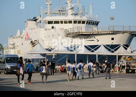 Augusta, Sicilia, Italia, 23 agosto, sbarco di 322 migranti Geo Barents. Donne, bambini e uomini di diverse nazionalità sbarcarono nel porto di Siracusa dopo essere stati salvati da MSF il 2021 Foto Stock