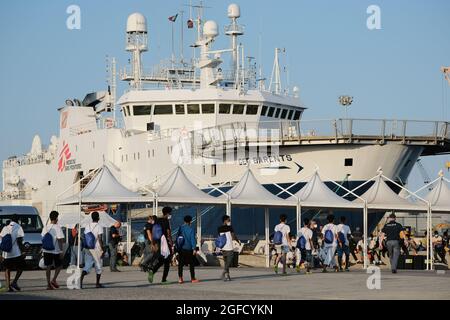 Augusta, Sicilia, Italia, 23 agosto, sbarco di 322 migranti Geo Barents. Donne, bambini e uomini di diverse nazionalità sbarcarono nel porto di Siracusa dopo essere stati salvati da MSF il 2021 Foto Stock
