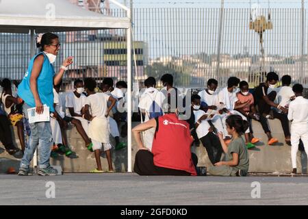 Augusta, Sicilia, Italia, 23 agosto, sbarco di 322 migranti Geo Barents. Donne, bambini e uomini di diverse nazionalità sbarcarono nel porto di Siracusa dopo essere stati salvati da MSF il 2021 Foto Stock