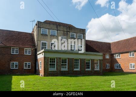 Gli storici Almshouses hanno chiamato la contessa degli Almshouses di Derby nel villaggio di Boxgrove, Sussex occidentale, Inghilterra, Regno Unito. Edificio classificato di grado II. Foto Stock