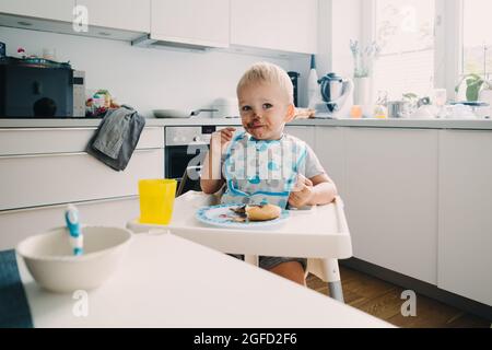 Adorabile bimbo con la faccia ricoperta di cioccolato Foto Stock