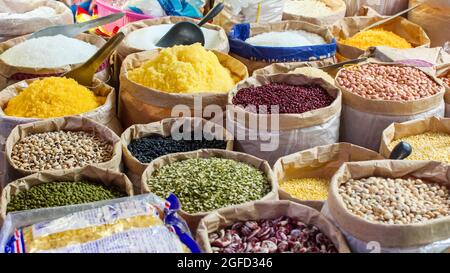 Prodotti alimentari secchi venduti sul mercato a ho Chi Minh City, Vietnam Foto Stock