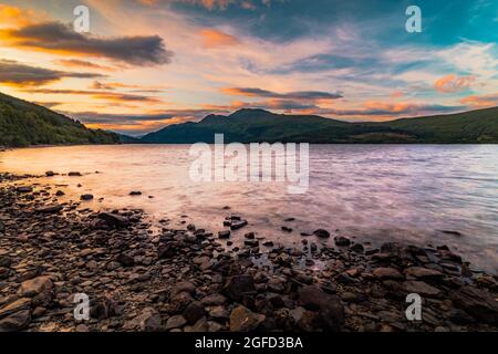 Un tramonto sul Loch Lomond in Scozia Foto Stock