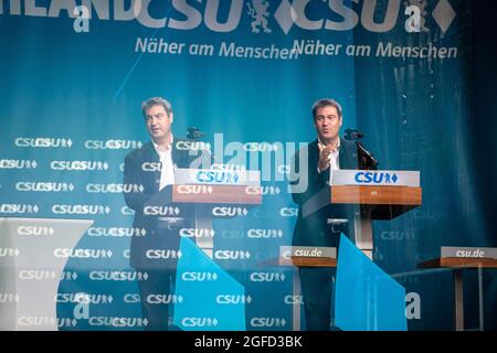 Mehrfahbelichtung: Der bayerische Ministerpräsident und Vorsitzende der Christlich Sozialen Union Markus Söder bei der CSU Stadiontour am 24. Agosto 2021 im Hans Bayer Stadion a Unterschleißheim bei München. Der Auftakt der CSU-Stadiontour ist der Wahlkampfauftakt der CSU. * esposizione multipla: Il Presidente del Ministro bavarese e il Chiarman dell'Unione sociale cristiana Markus Soeder al CSU Stadium tour del 24 agosto 2021 a Unterschleissheim, nei pressi di Monaco di Baviera, Germania. L'inizio del tour dello stadio della CSU è l'inizio della campagna elettorale della CSU. (Foto di Alexander Pohl/Sipa USA) Foto Stock