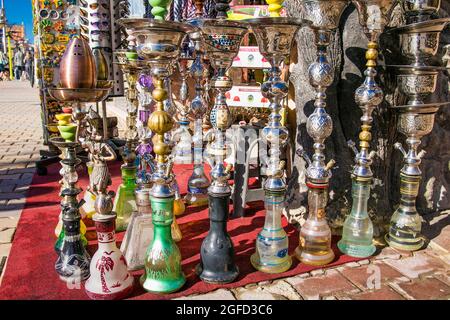 , Egitto - Jan 27, 2020: La Hookah al negozio di articoli da regalo di strada nel negozio di souvenir egiziano a Hurgada. Egitto. Foto Stock