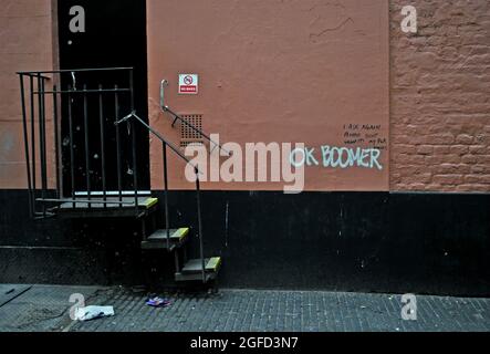 OK Boomer scritto su una parete esterna di un pub di Londra in risposta al Landlords scritto appello per non graffiti da spruzzare sulle sue pareti. Foto Stock