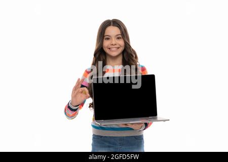 bambino pronto per la video lezione. ragazza teen con laptop. formazione online. torna a scuola Foto Stock