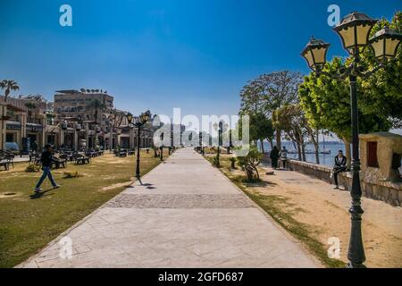 Luxor, Egitto - 28 gennaio 2020: Sentiero lungo il Nilo nella città di Luxor, Egitto Foto Stock