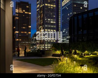 Terrazza sul tetto. 100 Liverpool Street, Londra, Regno Unito. Architetto: Hopkins Architects Partnership LLP, 2021. Foto Stock