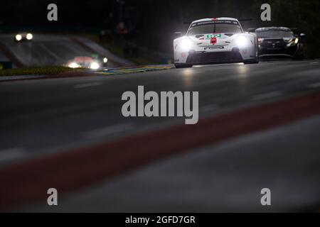 Le Mans, Frankreich. 21 Agosto 2021. Porsche 911 RSR, Porsche GT Team (# 92), Kevin Estre (F), Neel Jani (CH), Michael Christensen (DK) credito: dpa/Alamy Live News Foto Stock