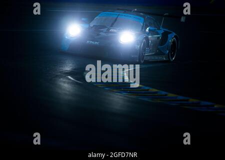 Le Mans, Frankreich. 21 Agosto 2021. Porsche 911 RSR, Dempsey-Proton Racing (# 77), Christian Ried (D), Matt Campbell (AUS), Jaxon Evans (NZ) Credit: dpa/Alamy Live News Foto Stock