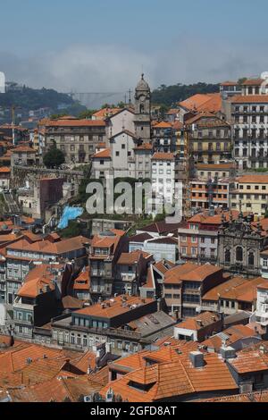 Vista sui tetti di Porto dalla cima della cattedrale, Portogallo Foto Stock