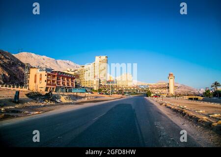 Ain Sokhna, Egypt-Jan 31, 2020: La strada principale che conduce ad Ain Sokhna, città sulla costa del Mar Rosso., Egitto. Foto Stock