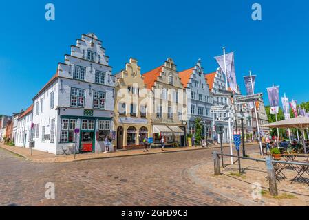 Complesso di case con scuderie a gradini in Piazza del mercato, Friedrichstadt, Frisia settentrionale, Schleswig-Holstein, Germania settentrionale Foto Stock