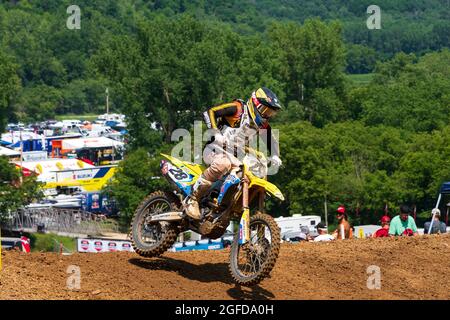 Millville, MN/USA - 17 luglio 2021: Pilota di motocross professionista in corso presso lo Spring Creek National. Foto Stock