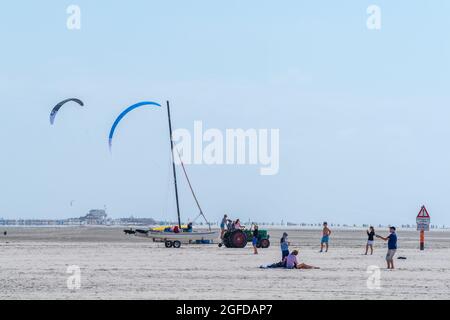 Spiaggia presso la località di villeggiatura St.-Peter-Ording sul Mare del Nord, Frisia del Nord, penisola Eiderstedt, Schleswig-Holstein, Germania Foto Stock