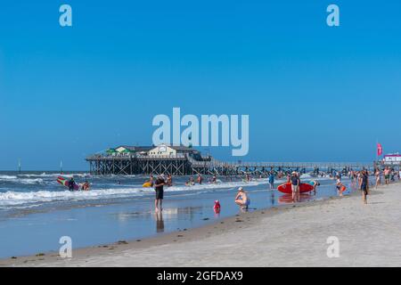 Spiaggia presso la località di villeggiatura St.-Peter-Ording sul Mare del Nord, Frisia del Nord, penisola Eiderstedt, Schleswig-Holstein, Germania Foto Stock