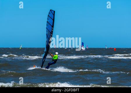 Multivan Windsurf CuO, St.-Peter-Ording, penisola Eiderstedt, Schleswig-Holstein, Germania Foto Stock