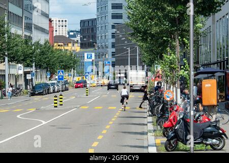 Zürich, Svizzera - 13 luglio 2019: Vista lungo una strada urbana Foto Stock