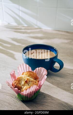Tazza di caffè e muffin fatti in casa. Foto Stock