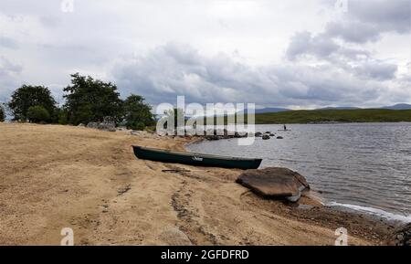 Canoa canadese sulla spiaggia a Loch Laidon, Highlands scozzesi, Scozia, Regno Unito Foto Stock