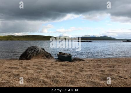 Canoa canadese sulla spiaggia a Loch Laidon, Highlands scozzesi, Scozia, Regno Unito Foto Stock