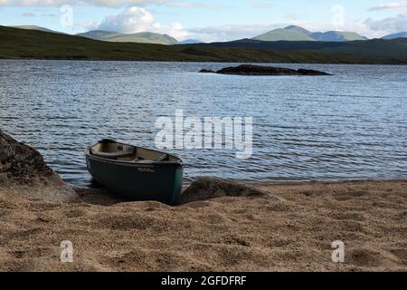 Canoa canadese sulla spiaggia a Loch Laidon, Highlands scozzesi, Scozia, Regno Unito Foto Stock