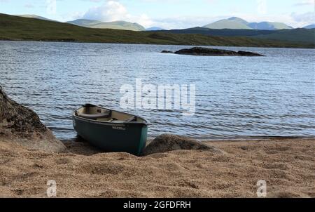 Canoa canadese sulla spiaggia a Loch Laidon, Highlands scozzesi, Scozia, Regno Unito Foto Stock