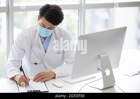Giovane medico che lavora in ufficio medico Foto Stock
