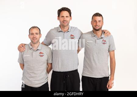 L'assistente allenatore di Spirou Fred Wilmot, il capo allenatore di Spirou Sam Rotsaert e Unknown posano a una fotografia del team di basket belga Spirou Charleroi, A. Foto Stock