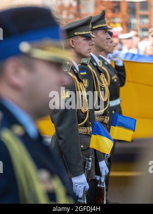 KIEV, UCRAINA - 24 agosto 2021: Festeggia il 30° anniversario dell'indipendenza dell'Ucraina. Sfilata militare a Kiev. Foto Stock