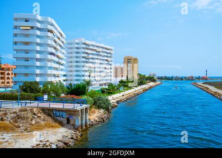 La Manga, Spagna - 29 luglio 2021: Una vista del canale Gola del Puerto a la Manga del Mar Menor, Murcia, Spagna, che collega la laguna e la Mediterra Foto Stock