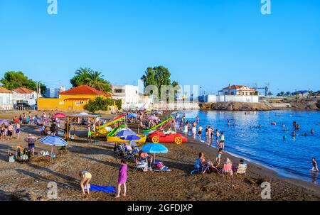 Mazarron, Spagna - 27 luglio 2021: Alcune persone si stanno godendo nella spiaggia di Bahia, conosciuta anche come spiaggia Reya, a Puerto de Mazarron, Mazarron, in Costa Foto Stock