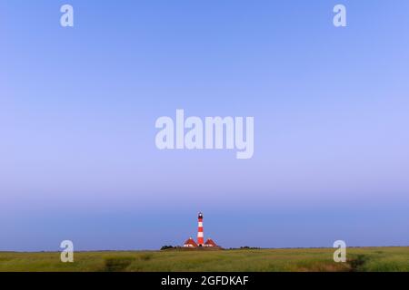 Faro Westerheversand con le sue due case di custode del faro sul Mare del Nord, Westerhever, Frisia del Nord, Schleswig-Holstein, Germania del Nord Foto Stock